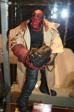 Mezco - 18-inch Hellboy