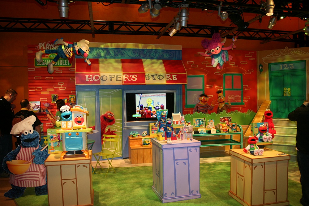 Sesame Street парк аттракционов. Hasbro улица сезам. Toy fair