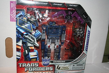 Transformers Universe - Generation 1 Soundwave Reissue